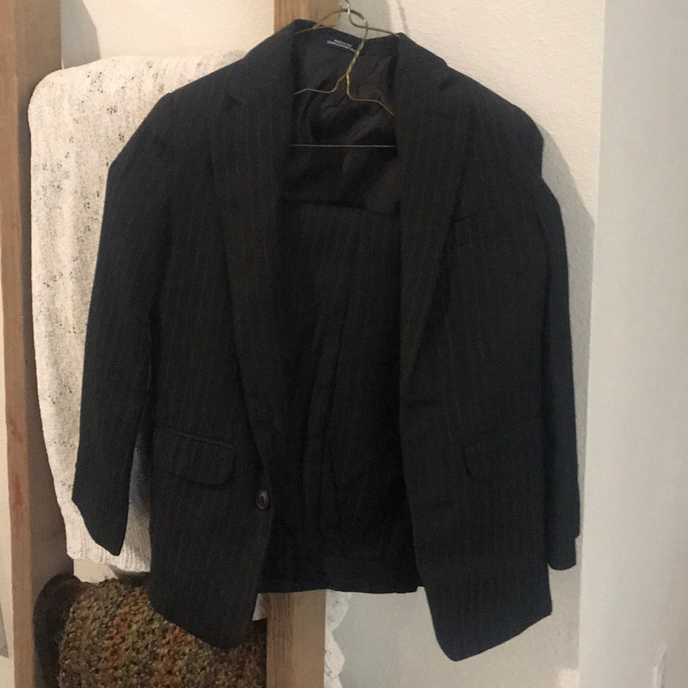 Boys suit - Picture 1 of 1